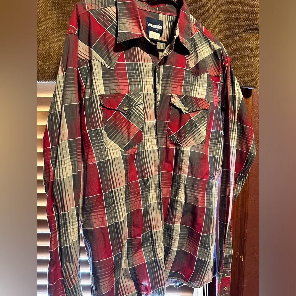 Men’s Wrangler pearl snap long sleeve shirt